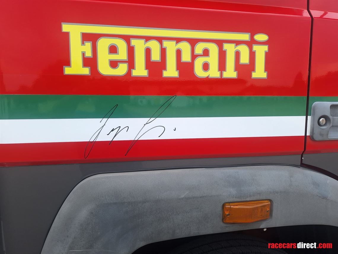 ferrari-renntransporter-mit-werkstatteinricht