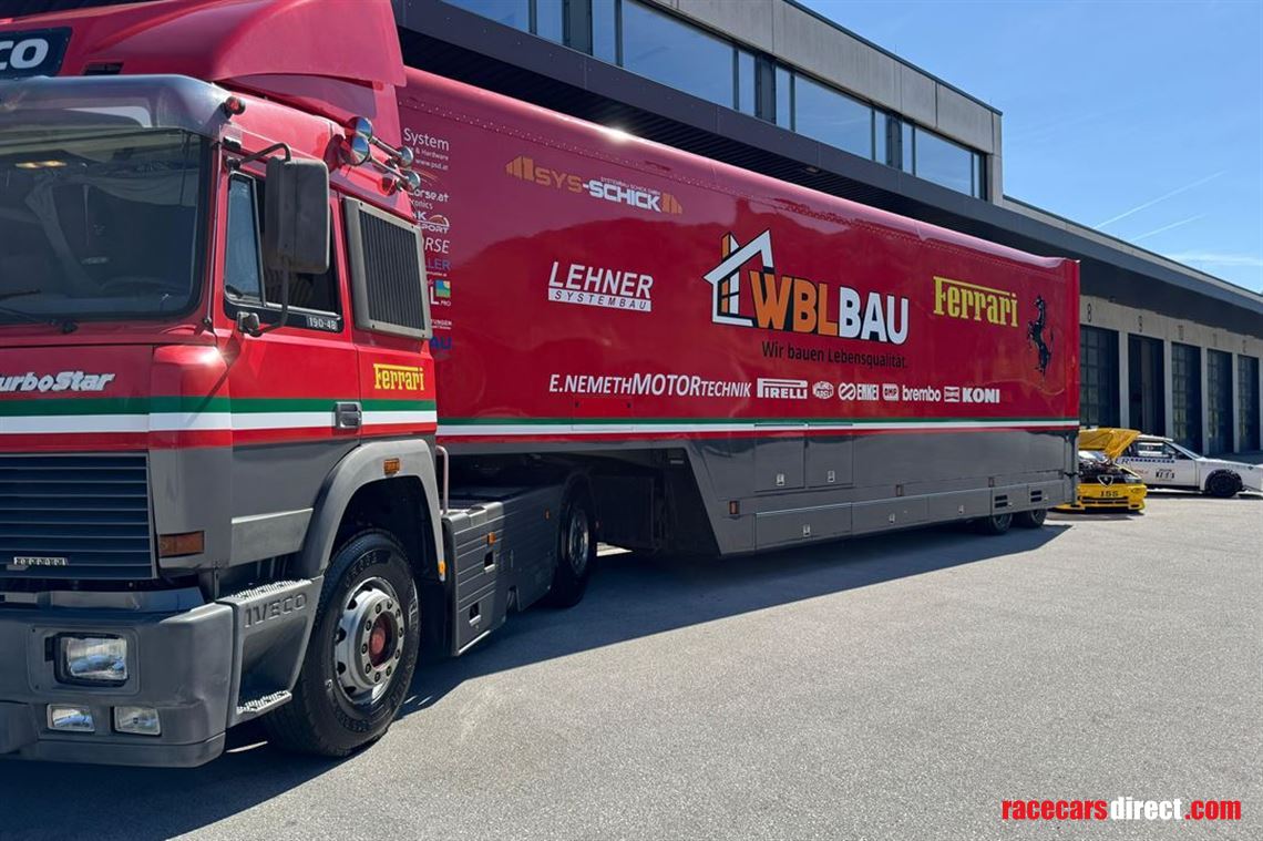 ferrari-renntransporter-mit-werkstatteinricht