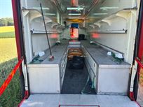 ferrari-renntransporter-mit-werkstatteinricht