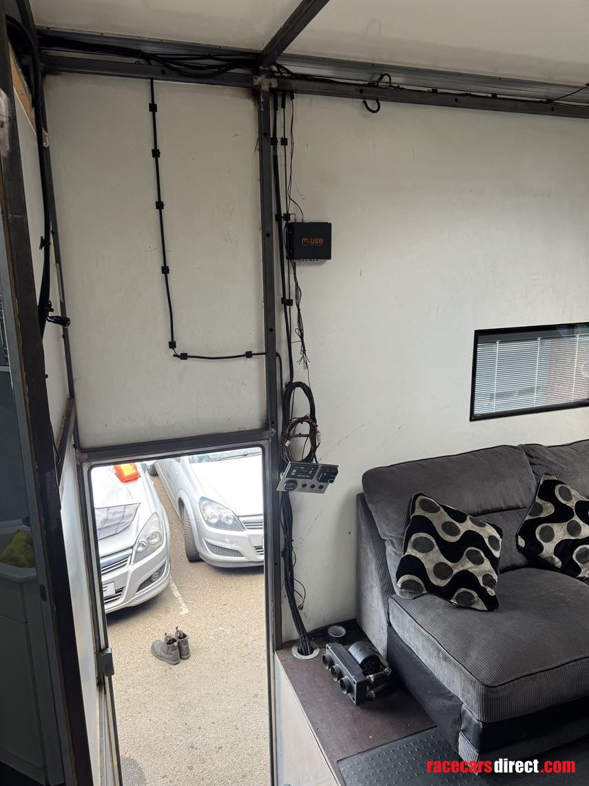 2-car-race-transporter-with-large-living-area
