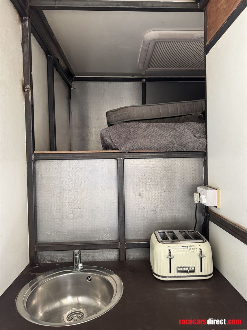 2-car-race-transporter-with-large-living-area