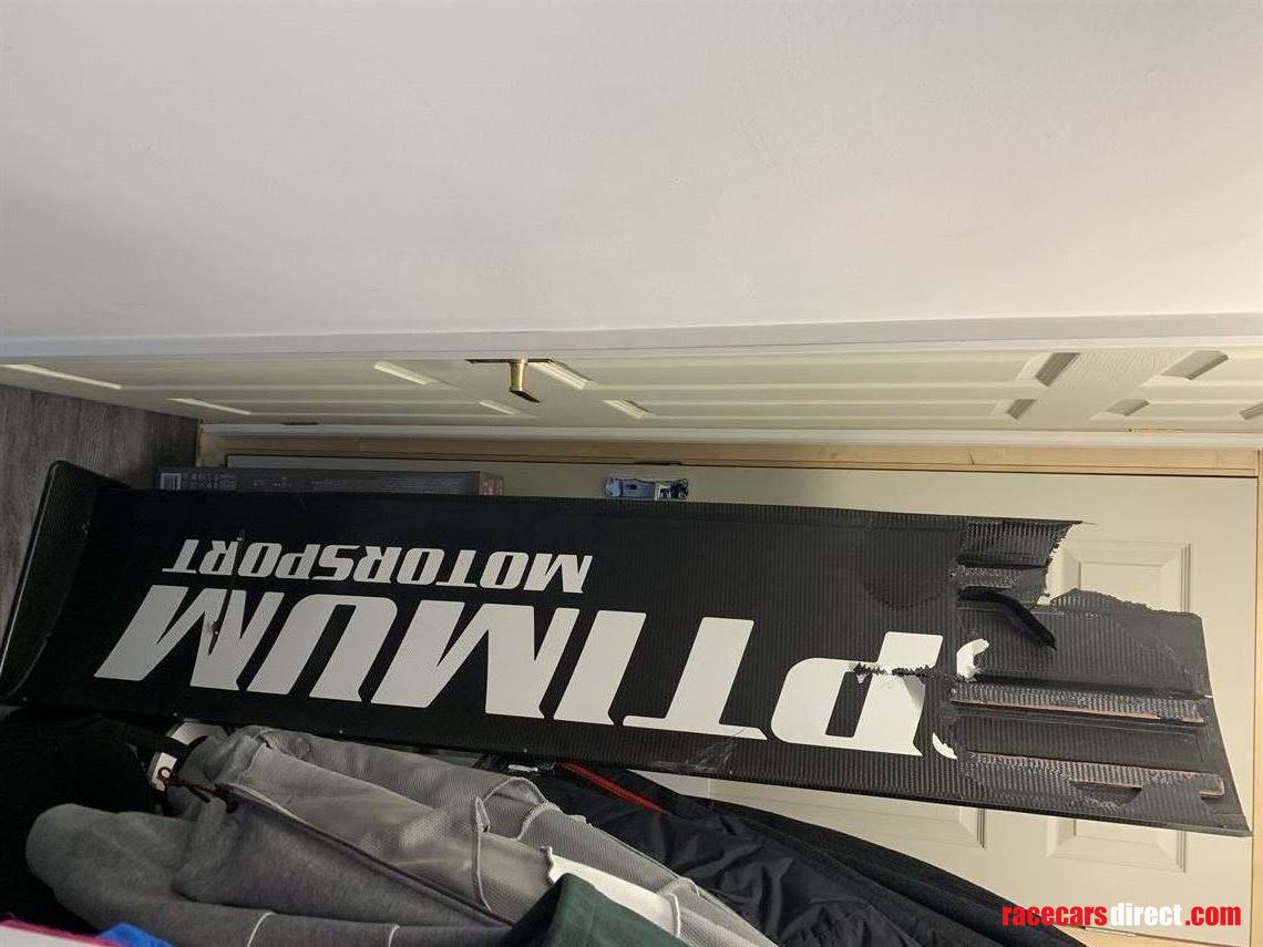 aston-martin-gt4-damaged-rear-wing