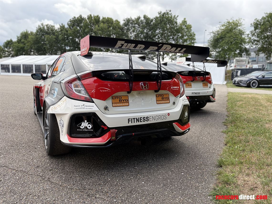 two-honda-civic-fk7-tcr-for-sale---chassis-03