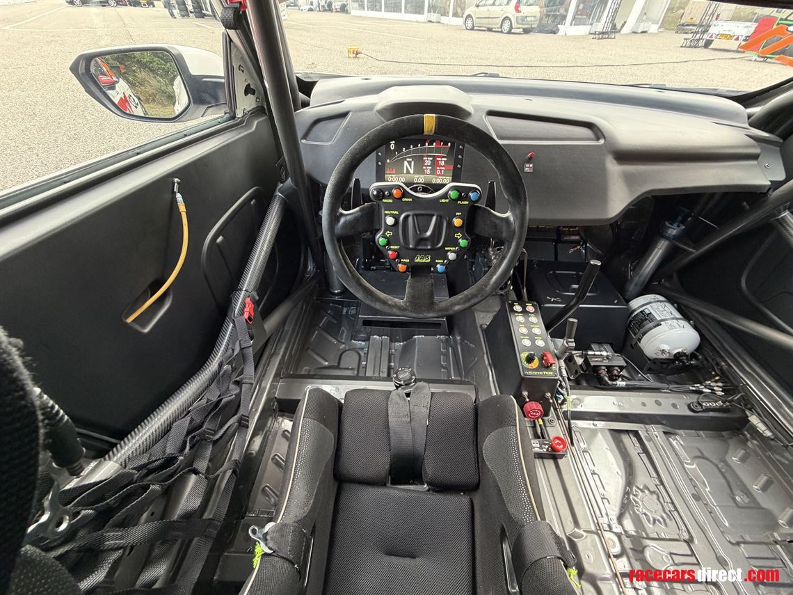 two-honda-civic-fk7-tcr-for-sale---chassis-03