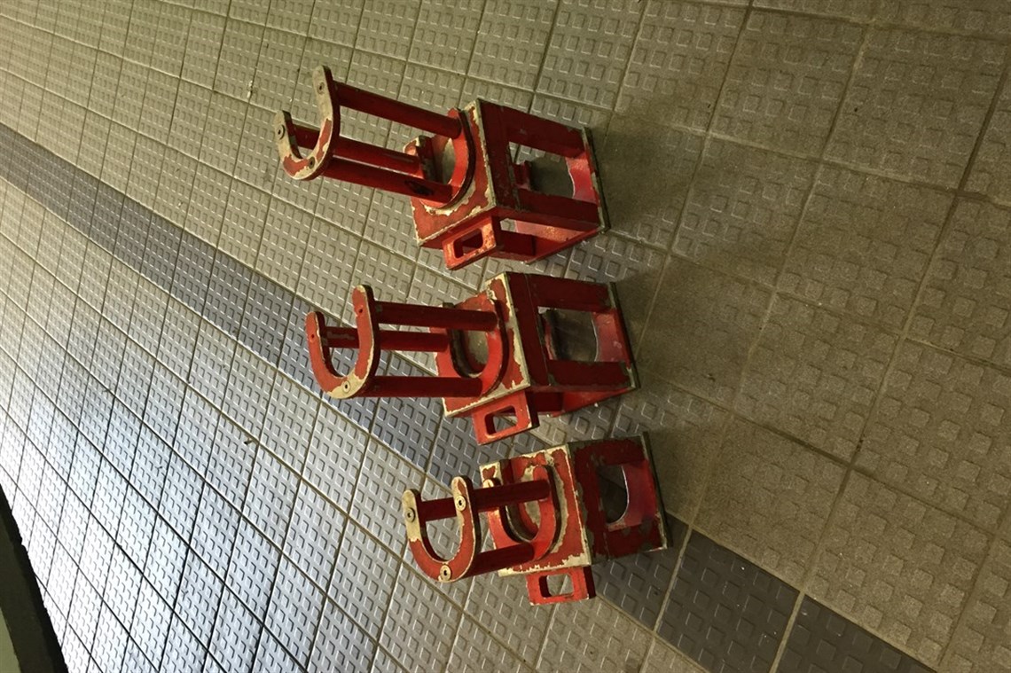 porsche-2-stage-stands