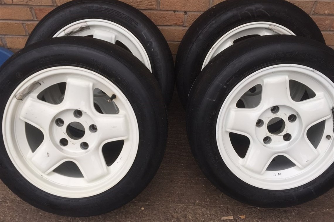Racecarsdirect.com - BMW E30 M3 Revolution 8x16 Race wheels