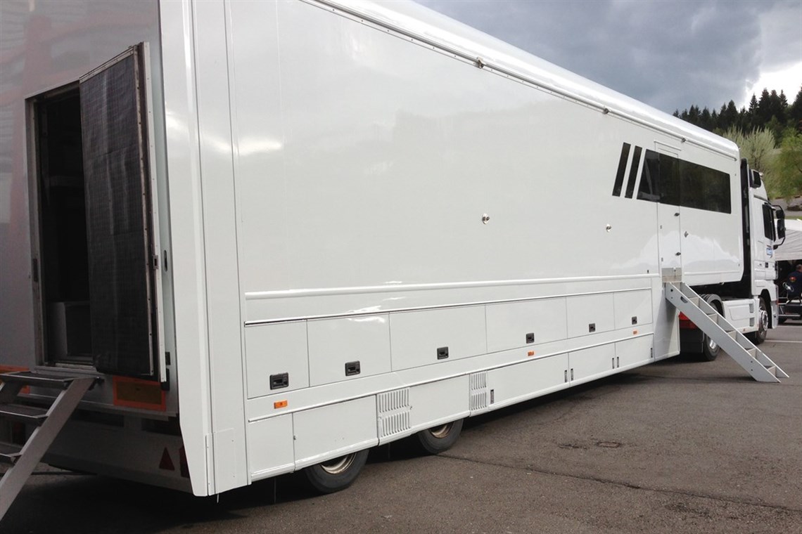 classic-ex-williams-f1-racetrailer-incl-renau