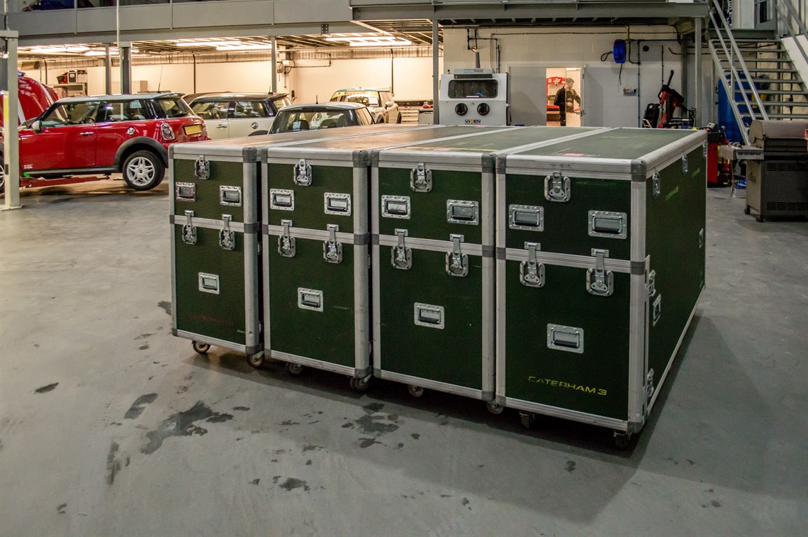 Racecarsdirect.com - EX F1 Showtrax Garage Walling + Flightcase