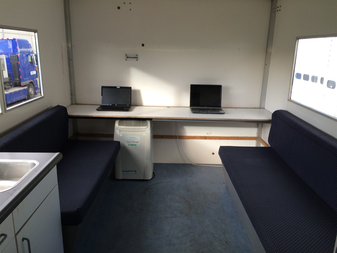 racetrailer-large-awning-roof-terras-for-4-ca