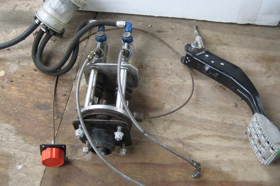 twin-brake-master-cylinders-with-balance-bar