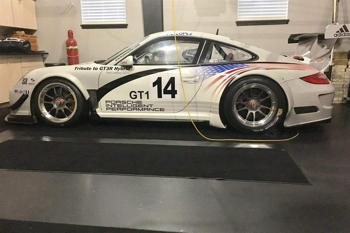 2011-porsche-gt3r-collectable-racecar