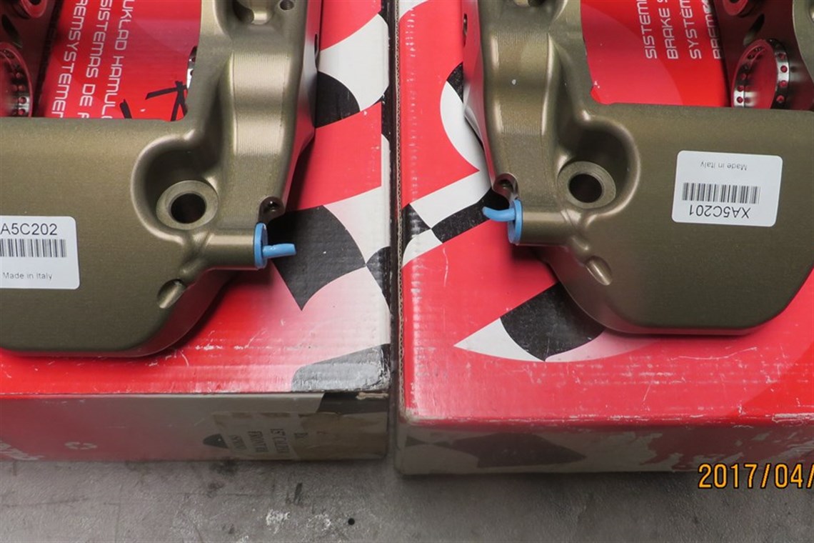 pair-new-brembo-xa5c201202-calipers