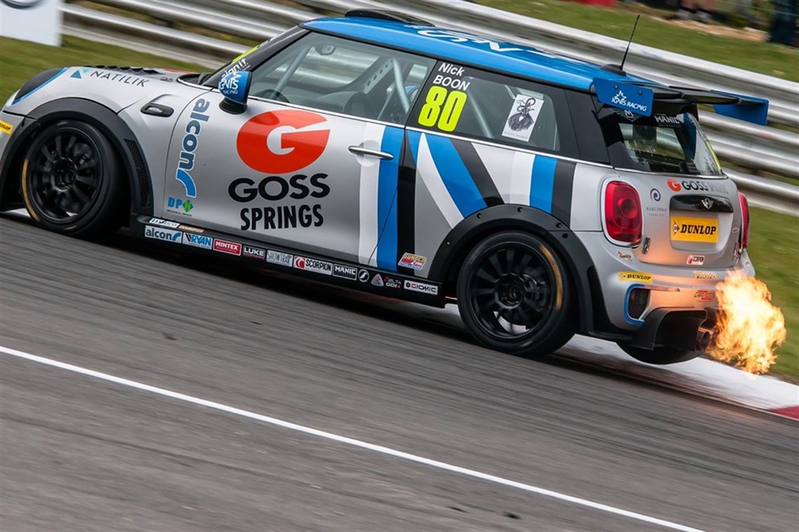 Rouding Druids at Brands Hatch 2016