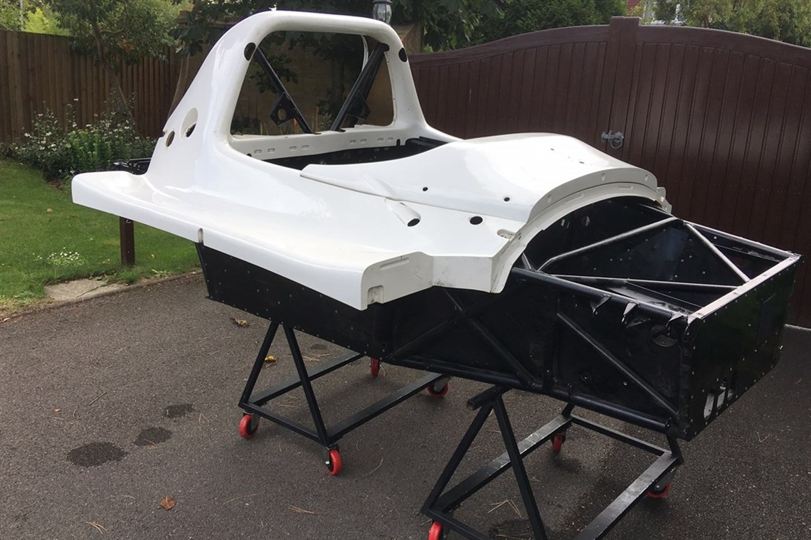 radical-sr8-chassis-2013-with-upper-body-sect
