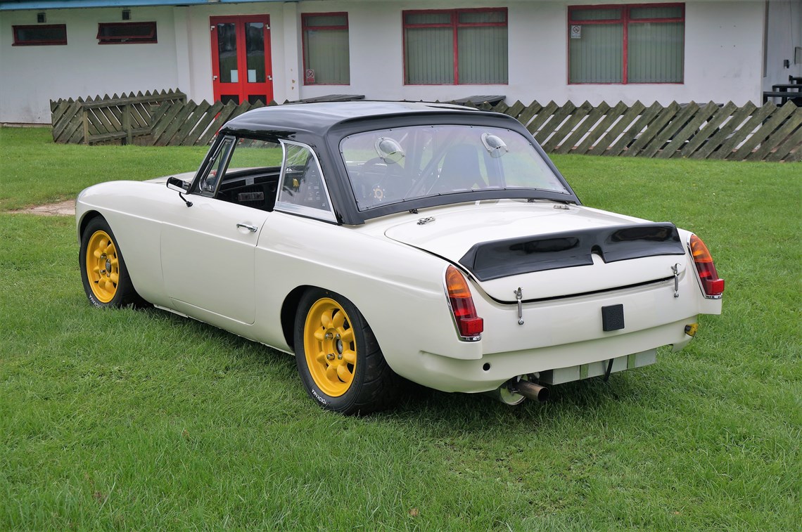 1970-mgb-race-car