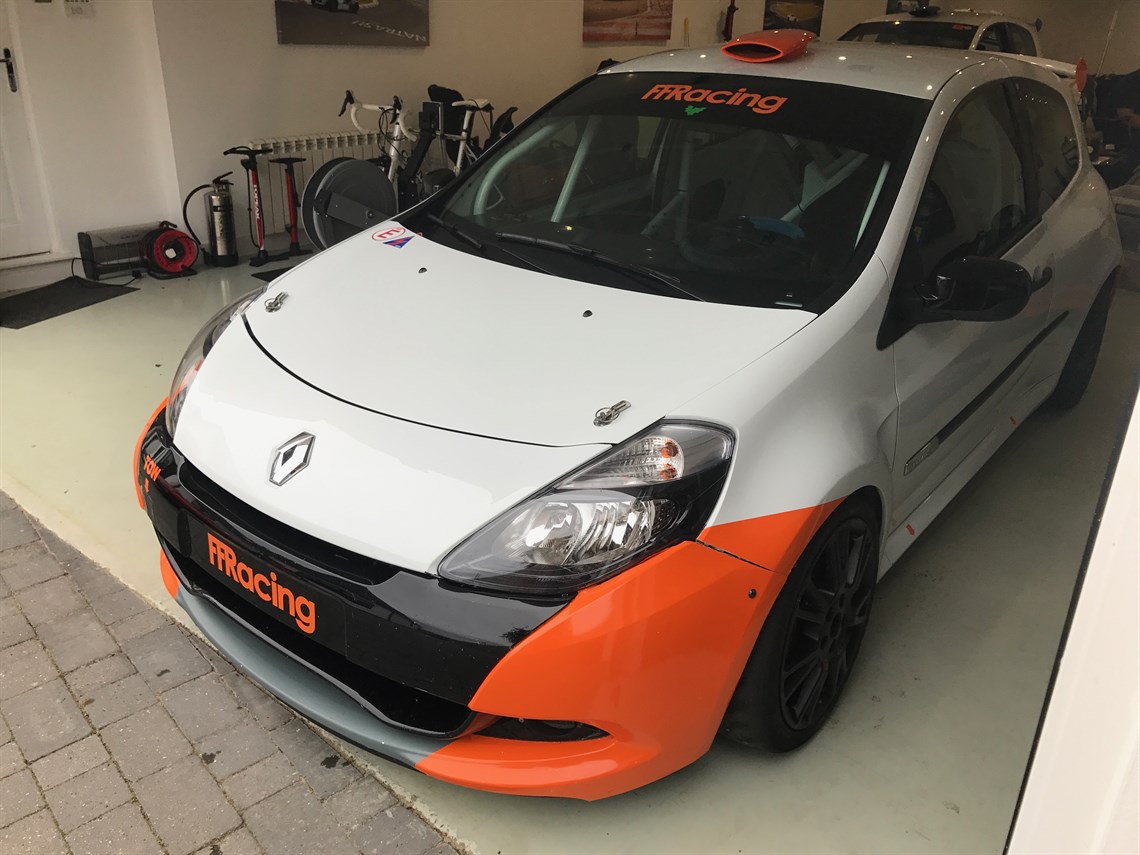 x85-clio-cup-race-car-2012-uk