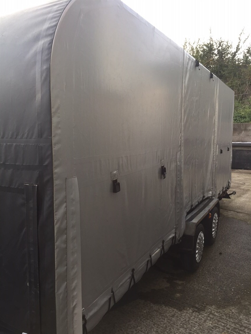 large-twin-axle-covered-trailercar-transporte