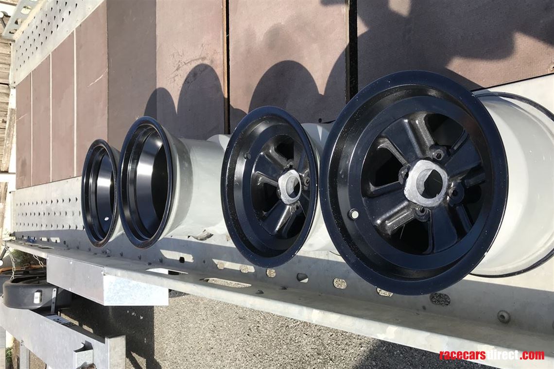 Racecarsdirect.com - Chevron magnesium wheels
