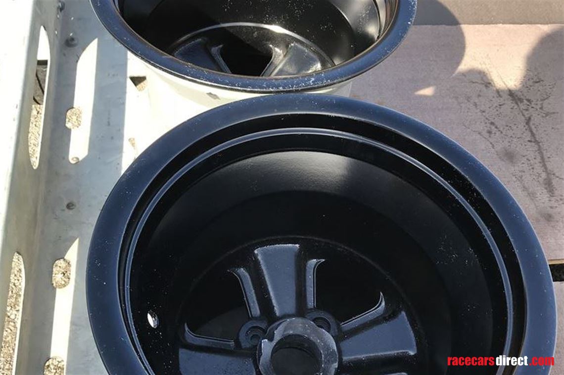Racecarsdirect.com - Chevron magnesium wheels