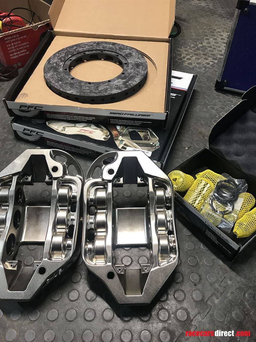 carbon-brake-discs-calipers